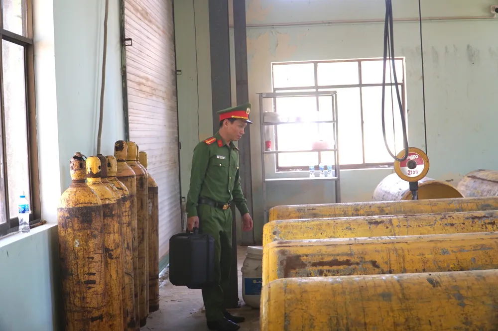 Lực lượng công an có mặt tại hiện trường làm công tác khám nghiệm, xác minh nguyên nhân sự cố z6932737608567_ff39cda14e57bb0171b6525cd15480a4.jpg