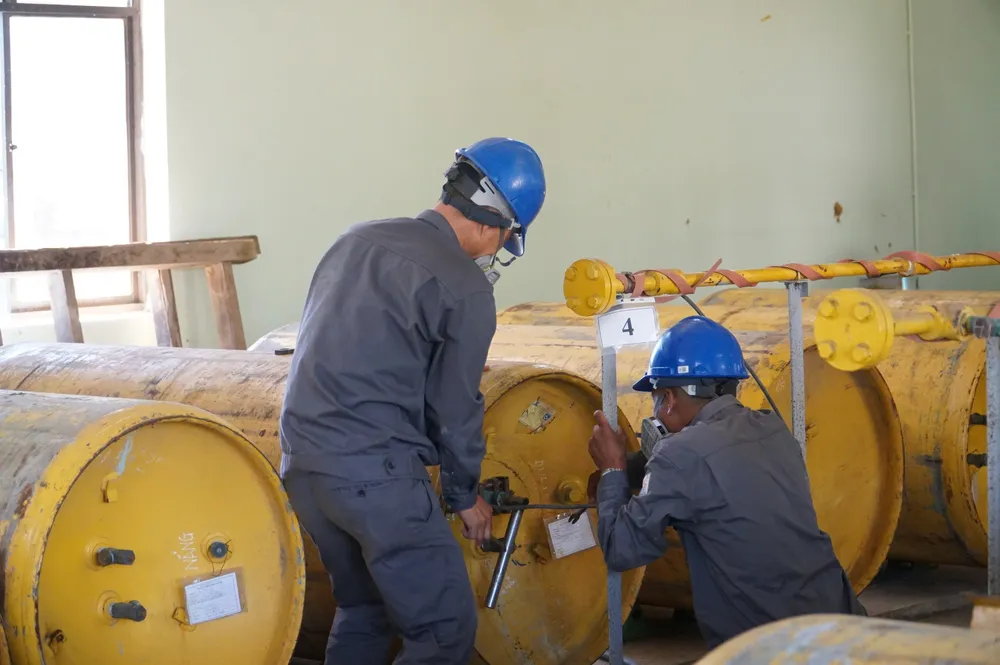 Khu vực nhà chứa Clo có 2 nhân viên vận hành, đang thực hiện hoạt động thay bình khí Clo z6932738853362_c79934f0c23f19b97a2adbb2f851b4fb.jpg
