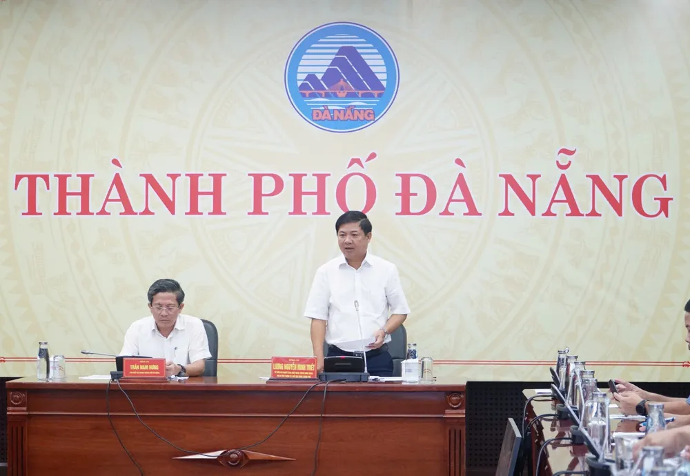 Ông Lương Nguyễn Minh Triết, Chủ tịch UBND TP Đà Nẵng và ông Trần Nam Hưng, Phó Chủ tịch UBND TP Đà Nẵng chỉ đạo cuộc họp. Ảnh: XUÂN QUỲNH z6937521430147_1d6c11f9202ebbaeb0aa7b50565d6751.jpg