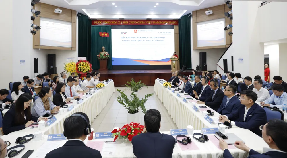 Sự kiện quy tụ gần 120 đại biểu từ các bộ, ngành, doanh nghiệp lớn và lãnh đạo 50 cơ sở giáo dục đại học, nghề nghiệp. Ảnh: XUÂN QUỲNH Anh toan canh 2.JPG