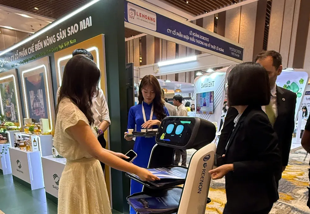 Robot lễ tân tại HorecFex Việt Nam 2025. Ảnh: XUÂN QUỲNH