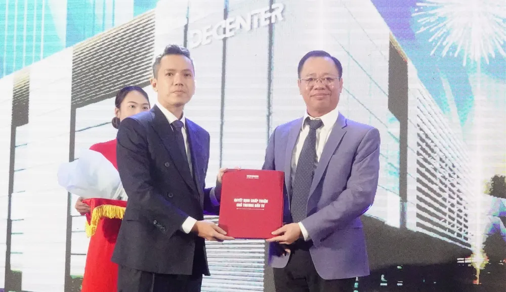 Ban quản lý Khu công nghệ cao và các khu công nghiệp TP Đà Nẵng trao chứng nhận đầu tư. Ảnh: XUÂN QUỲNH DSC04669.JPG