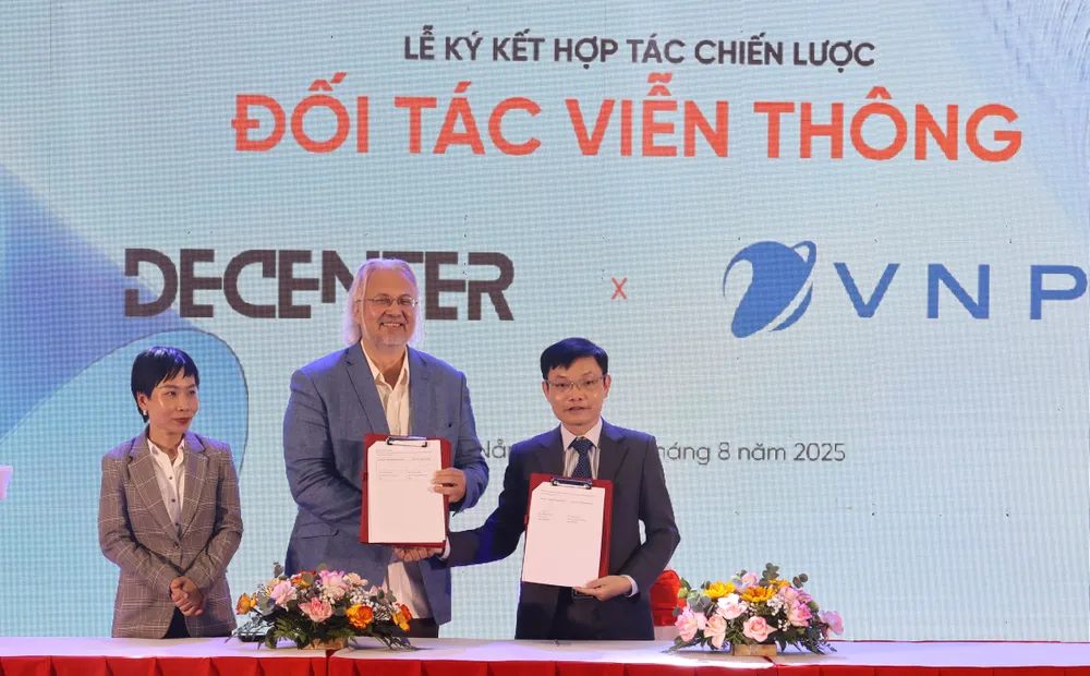 Ký kết hợp tác chiến lược đối tác viễn thông giữa DeCenter và VNPT. Ảnh: XUÂN QUỲNH IMG_9930.JPG