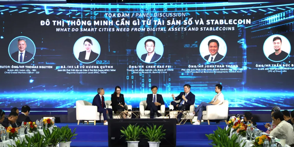 Các diễn giả thảo luận chủ đề “Đô thị thông minh cần gì từ tài sản số và stablecoin”. Ảnh: XUÂN QUỲNH z6956557534638_e6cb17b7857bdbffea20a5a16787e1d0.jpg