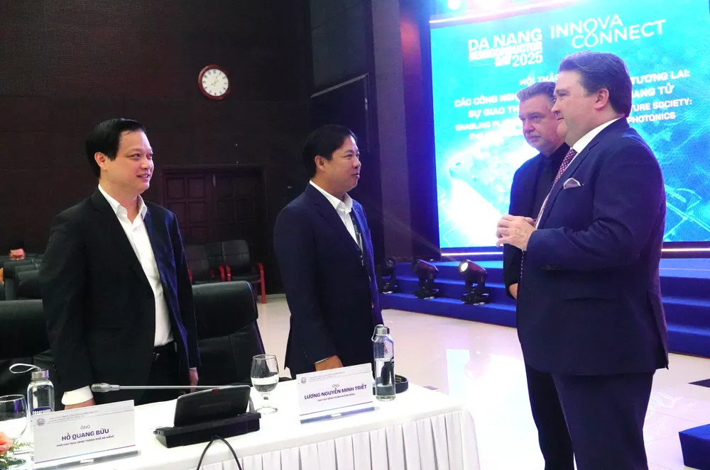 Ông Lương Nguyễn Minh Triết, Chủ tịch UBND TP Đà Nẵng và Đại sứ Hoa Kỳ tại Việt Nam Marc Knapper trao đổi trước khi ngày hội bắt đầu. Ảnh: XUÂN QUỲNH