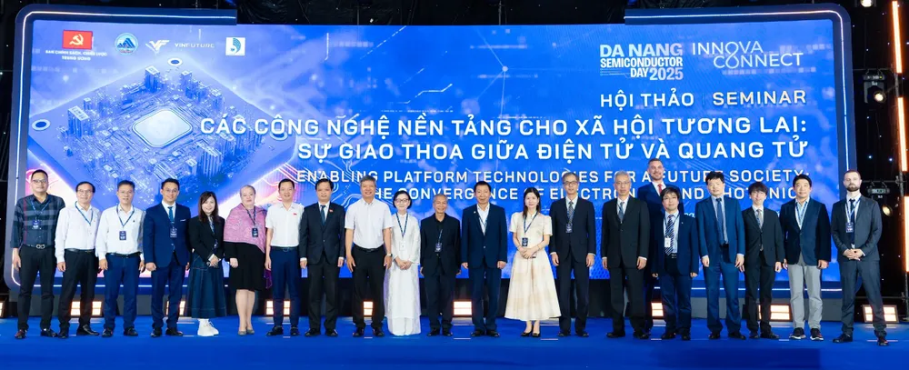 Các chuyên gia, cơ quan quản lý chụp lưu niệm. Ảnh: XUÂN QUỲNH z6960122008046_3eaf72354f91e7743d13ff5e3a3e1bf4.jpg