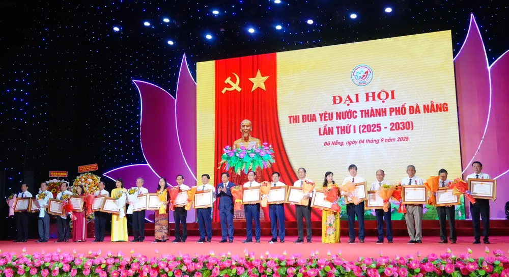 Trao tặng Huân chương Lao động về thành tích khen thưởng Cống hiến đến 19 cá nhân. Ảnh: XUÂN QUỲNH DSC04845.JPG