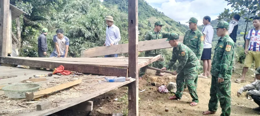 Đồn Biên phòng Ga Ry huy động 20 cán bộ, chiến sĩ đến giúp đỡ 2 hộ dân trên địa bàn bị sạt lở z6980048870168_53a758e5eb5f8f3089548b7475cfb373.jpg