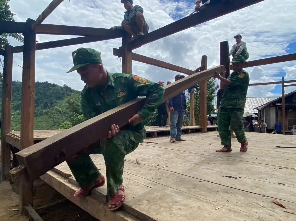 Cán bộ, chiến sĩ Đồn Biên phòng Ga Ry (BĐBP TP Đà Nẵng) giúp gia đình ông Bríu Mơ di dời tài sản đến nơi an toàn z6980049127433_7211ae7c74df9ec0e21124a69b58d11a.jpg