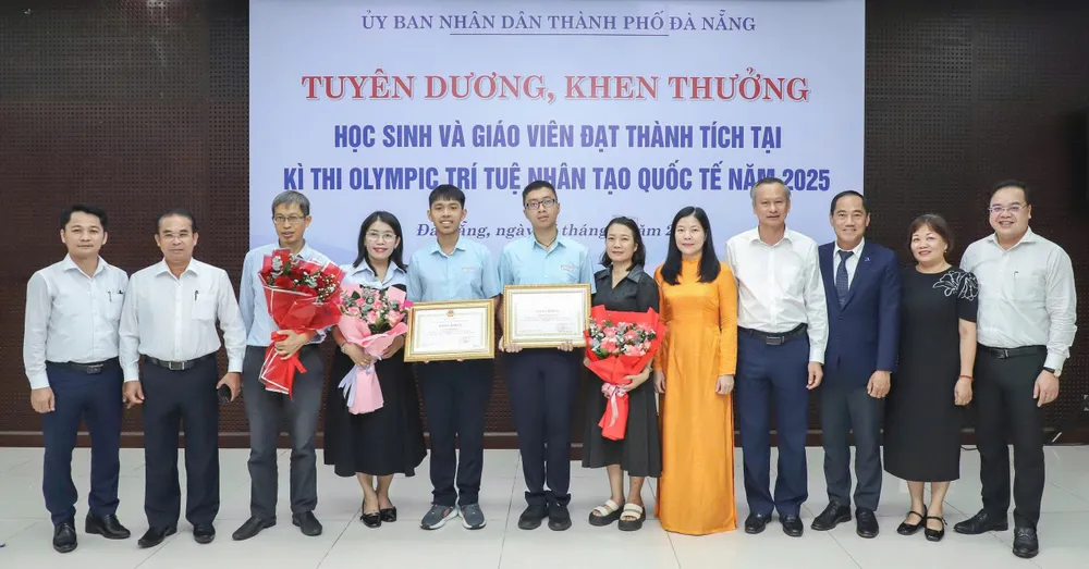 Lãnh đạo TP Đà Nẵng chụp ảnh lưu niệm cùng gia đình và các em học sinh đoạt giải z6980141766882_149654b0b4f87aea201d50efdfcbfdd8.jpg