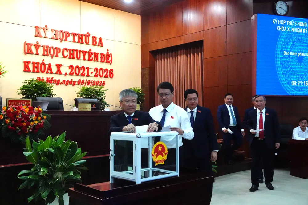 Các đại biểu bỏ phiếu. Ảnh: XUÂN QUỲNH DSC05099.JPG