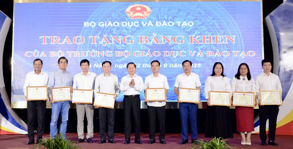 Bộ GD-DT trao tặng bằng khen của Bộ trưởng Bộ GD-ĐT cho các tập thể, cá nhân có thành tích xuất sắc trong triển khai thực hiện Chương trình mục tiêu quốc gia giai đoạn 2021-2025 DSC_2336.JPG