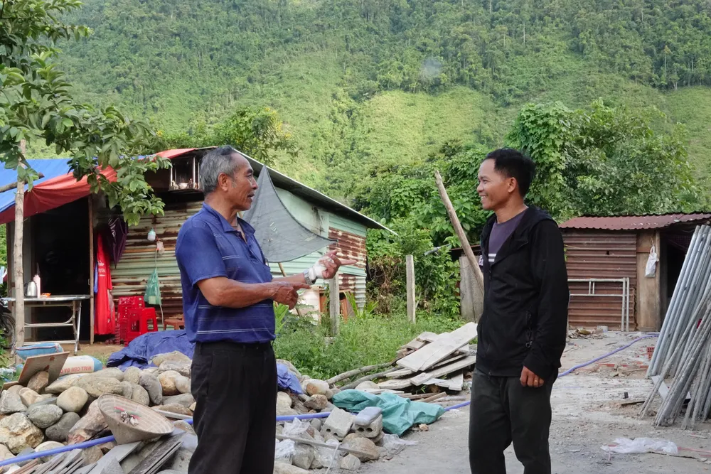 Ông Nguyễn Văn Trung, Phó Ban công tác Mặt trận thôn Tà Lang (phường Hải Vân, TP Đà Nẵng) thăm hỏi gia đình anh Trần Văn Hiền, một trong những hộ đang xây dựng nhà mới. Ảnh: XUÂN QUỲNH Bai 5 (1).JPG