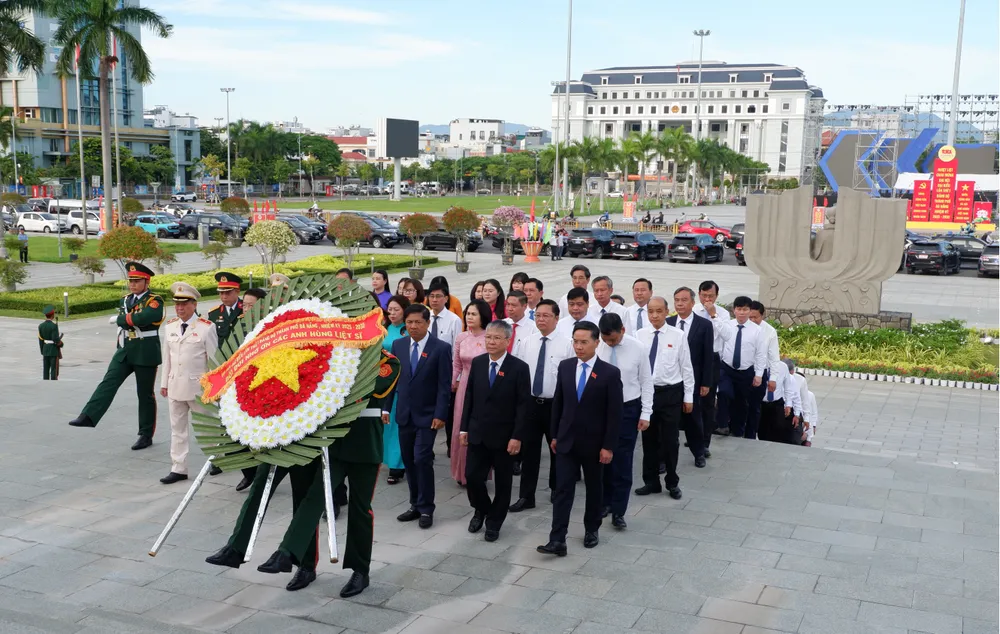 Đoàn đại biểu vào viếng các anh hùng liệt sĩ tại Đài tưởng niệm thành phố DSCF4863.JPG