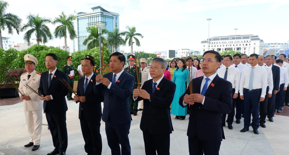 Đoàn đại biểu dâng hương tại Đài tưởng niệm thành phố DSCF4879.JPG