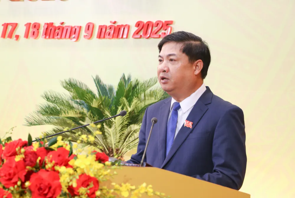 Đồng chí Lương Nguyễn Minh Triết, Bí thư Thành ủy Đà Nẵng nhiệm kỳ 2020 - 2025 điều hành bầu Đoàn Chủ tịch, Đoàn Thư ký và Ban Thẩm tra tư cách đại biểu dự đại hội. Ảnh: XUÂN QUỲNH IMG_0249.jpg