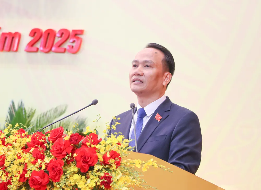 Đồng chí Nguyễn Đình Vĩnh, Phó Bí thư Thường trực Thành ủy Đà Nẵng điều hành thông qua Chương trình Đại hội phiên chính thức. Ảnh: XUÂN QUỲNH IMG_0285.jpg