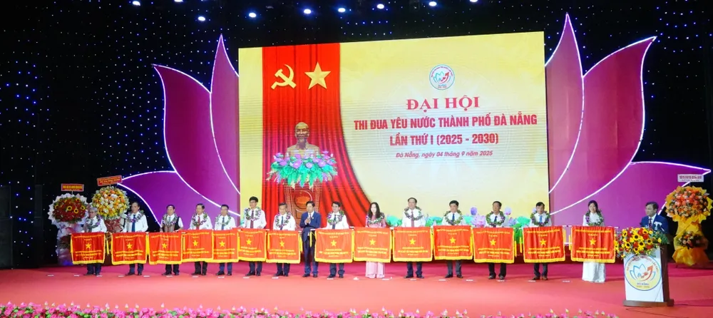 Ông Lương Nguyễn Minh Triết, Chủ tịch UBND TP Đà Nẵng trao Cờ thi đua của Chính phủ đến 14 tập thể. Ảnh: XUÂN QUỲNH DSC04859.JPG