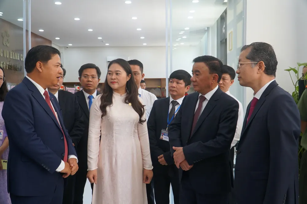 Ủy viên Bộ Chính trị, Thường trực Ban Bí thư Trần Cẩm Tú động viên cán bộ đang làm nhiệm vụ tại Trung tâm phục vụ hành chính công phường Hải Châu. Ảnh: XUÂN QUỲNH z6756087232869_e4e225537a726cc8914741725111ebfd.jpg