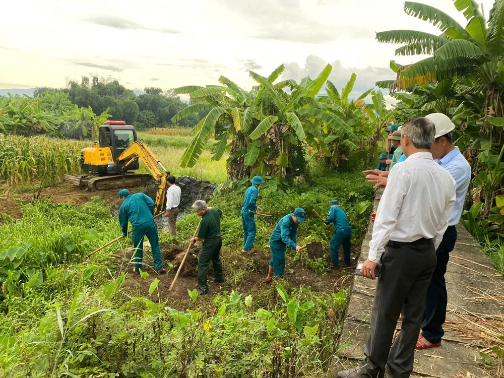 Các lực lượng ra quân nạo vét, khơi thông thoát nước kết hợp phát dọn bụi rậm, cỏ dại tại tuyến mương, cống số 2 trên địa bàn thôn Phú Hòa 1, xã Bà Nà (TP Đà Nẵng) bai 7.jpg