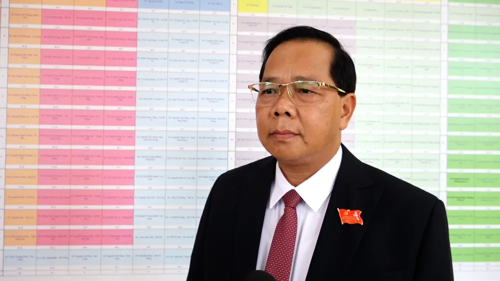 Đồng chí Bhling Mia, Bí thư Đảng ủy, Chủ tịch HĐND xã Tây Giang chia sẻ. Ảnh: XUÂN QUỲNH bai 8.jpg