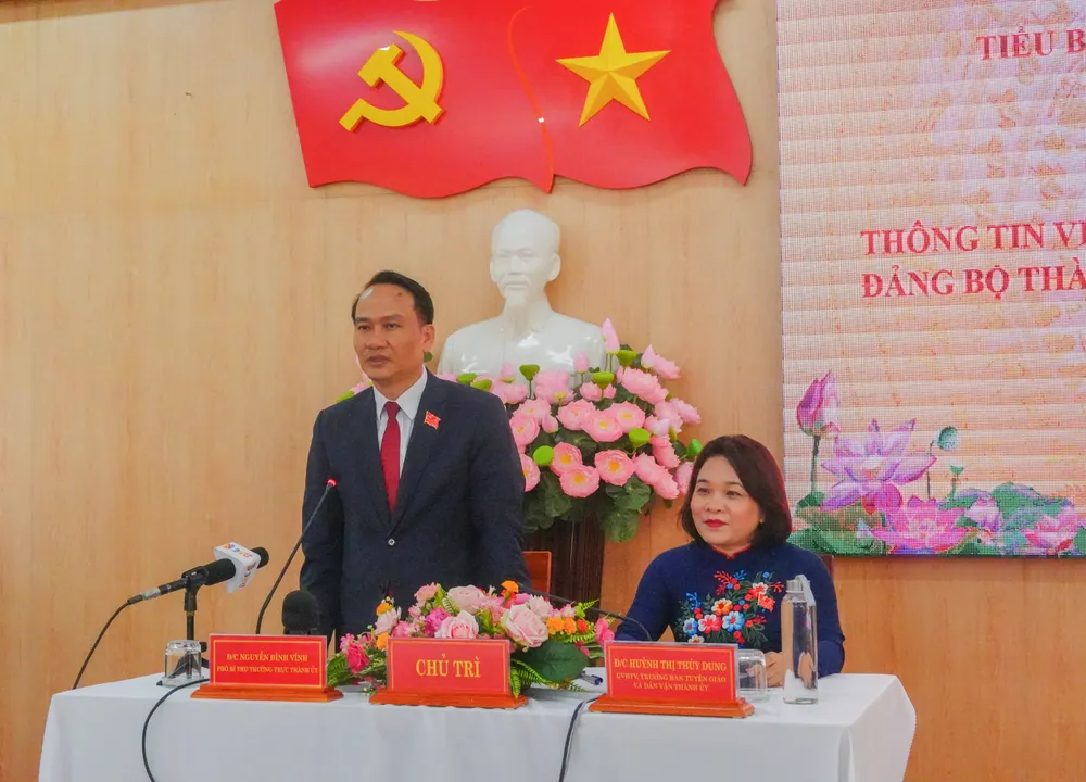 Đồng chí Nguyễn Đình Vĩnh, Phó Bí thư Thường trực Thành ủy Đà Nẵng trả lời họp báo sau đại hội. Ảnh: XUÂN QUỲNH bai 8 b.jpg