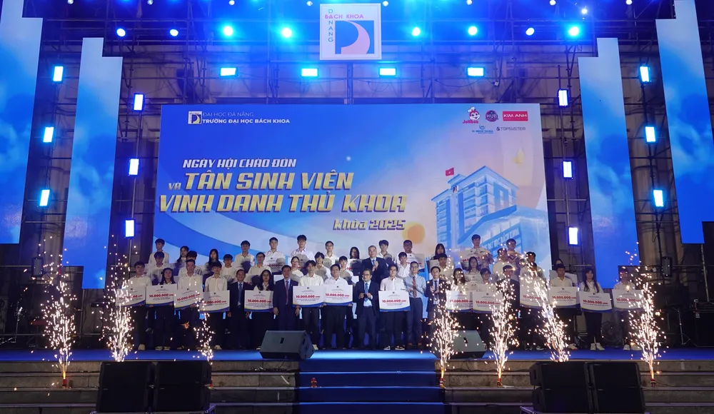 Lãnh đạo nhà trường vinh danh thủ khoa cả ngành. Ảnh: XUÂN QUỲNH DSC05592.JPG