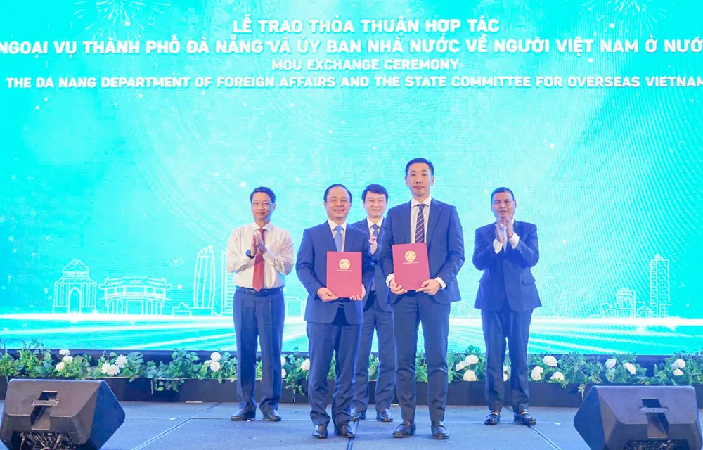 Trao thỏa thuận hợp tác. Ảnh: XUÂN QUỲNH