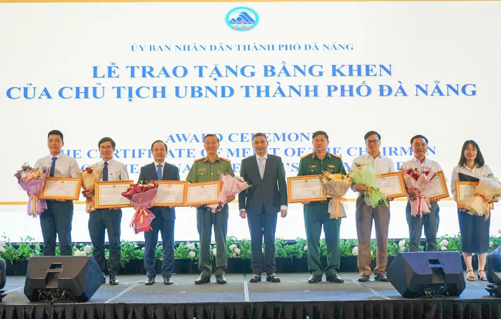 Ông Hồ Kỳ Minh, Phó Chủ tịch Thường trực UBND TP Đà Nẵng tặng bằng khen cho sở, ban, ngành địa phương có đóng góp trong triển khai công tác hội nhập và hợp tác quốc tế giai đoạn 2021-2025. Ảnh: XUÂN QUỲNH z7051610749555_22924a326a44781982a167216ff8924e.jpg