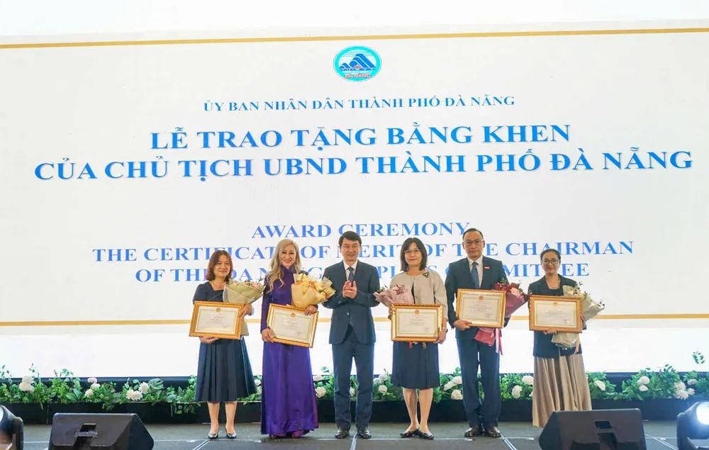 Ông Lê Anh Tuấn, Thứ trưởng Bộ Ngoại giao tặng bằng khen cho tập thể, cá nhân nước ngoài. Ảnh: XUÂN QUỲNH z7051611156499_1b08dc2a5c7db851a3dd609ee76b2974.jpg