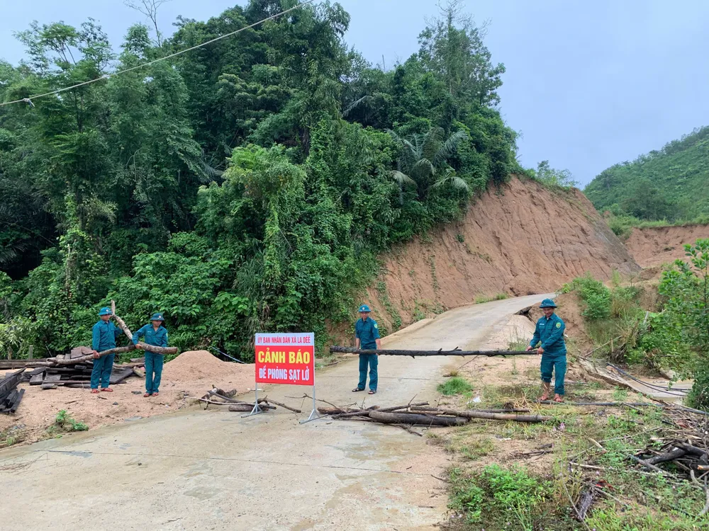 Chính quyền xã La Dêê thông báo cho người dân không đi lại trên các tuyến đường có nguy cơ sạt lở. Ảnh Thế Anh La Dêê (1).jpg