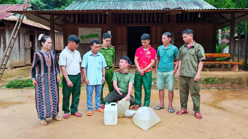 Lực lượng chức năng xã A Vương đến 16 thôn kiểm tra, hỗ trợ nhân dân chèn, chống nhà cửa. Ảnh Briu Quân Xã A Vương (1).jpg