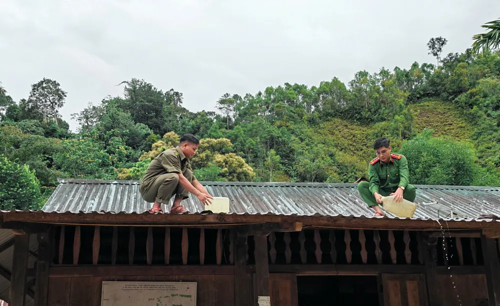 Lực lượng chức năng xã A Vương chèn chống nhà cửa cho nhân dân. Ảnh Briu Quân Xã A Vương (4).jpg