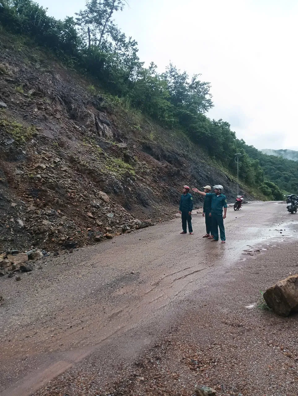 Ban Chỉ huy quân sự xã Bến Hiên tổ chức đi kiểm tra các khu vực có nguy cơ sạt lở trong sáng 27-9. Ảnh Thế Anh Xã Bến Hiên (3).jpg