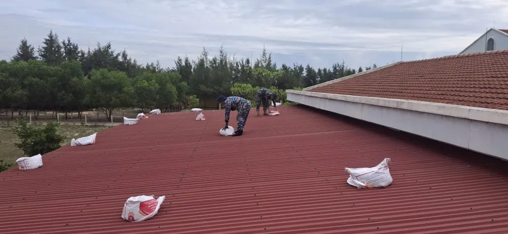 Lực lượng khẩn trương triển khai chằng chống nhà cửa tại phường Phong Quảng (TP Huế) z7055349236336_b43311b4576ac02f93655b342d2561da.jpg