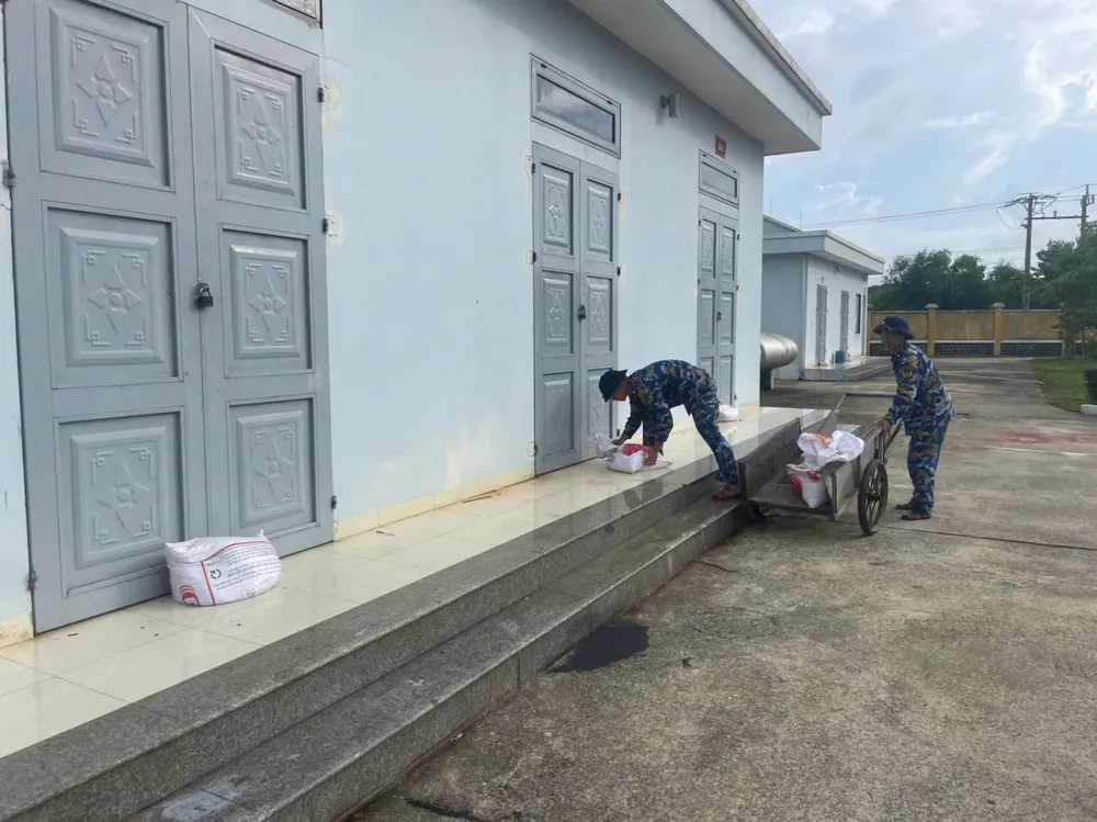 Lực lượng khẩn trương triển khai chằng chống nhà cửa tại phường Phong Quảng (TP Huế) z7055349267739_ca131c8cc0a0e6499eeed25c6e616e8c.jpg