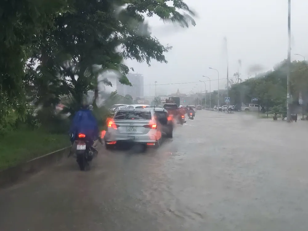 Phương tiện di chuyển sát vỉa hè do nhiều tuyến đường ngập sâu trong mưa lớn. Ảnh: DUY CƯỜNG Phương tiện di chuyển sát vỉa hè do nhiều tuyến đường ngập sâu trong mưa lớn. Ảnh: DUY CƯỜNG