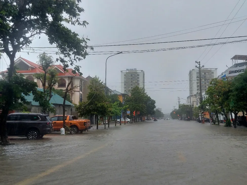 Đường phố biến thành sông, nước dâng cao. Ảnh: DUY CƯỜNG Đường phố biến thành sông, nước dâng cao. Ảnh: DUY CƯỜNG