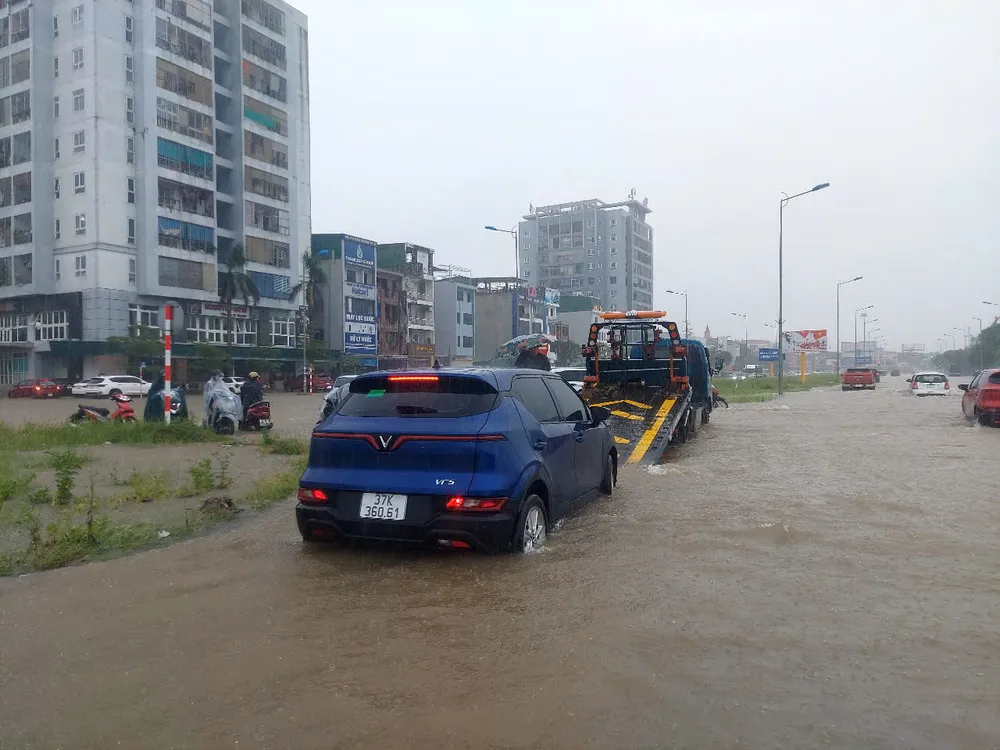 Xe cứu hộ đưa ô tô bị chết máy ra khỏi đoạn ngập. Ảnh: DUY CƯỜNG Xe cứu hộ đưa ô tô bị chết máy ra khỏi đoạn ngập. Ảnh: DUY CƯỜNG