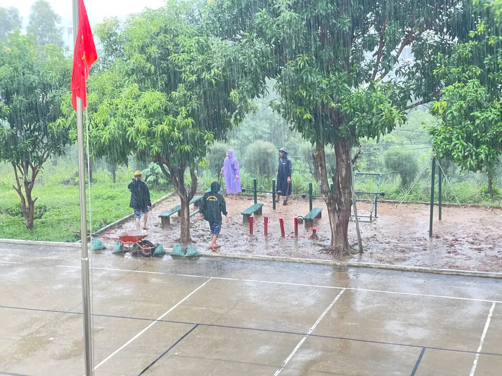 Cán bộ chiến sĩ trạm 545 trên đỉnh sơn trà đang cho cát vào bao tải, để gia cố trên mái nhà z7055779242860_fc0c60d3e6610695f66870ae947a5049.jpg