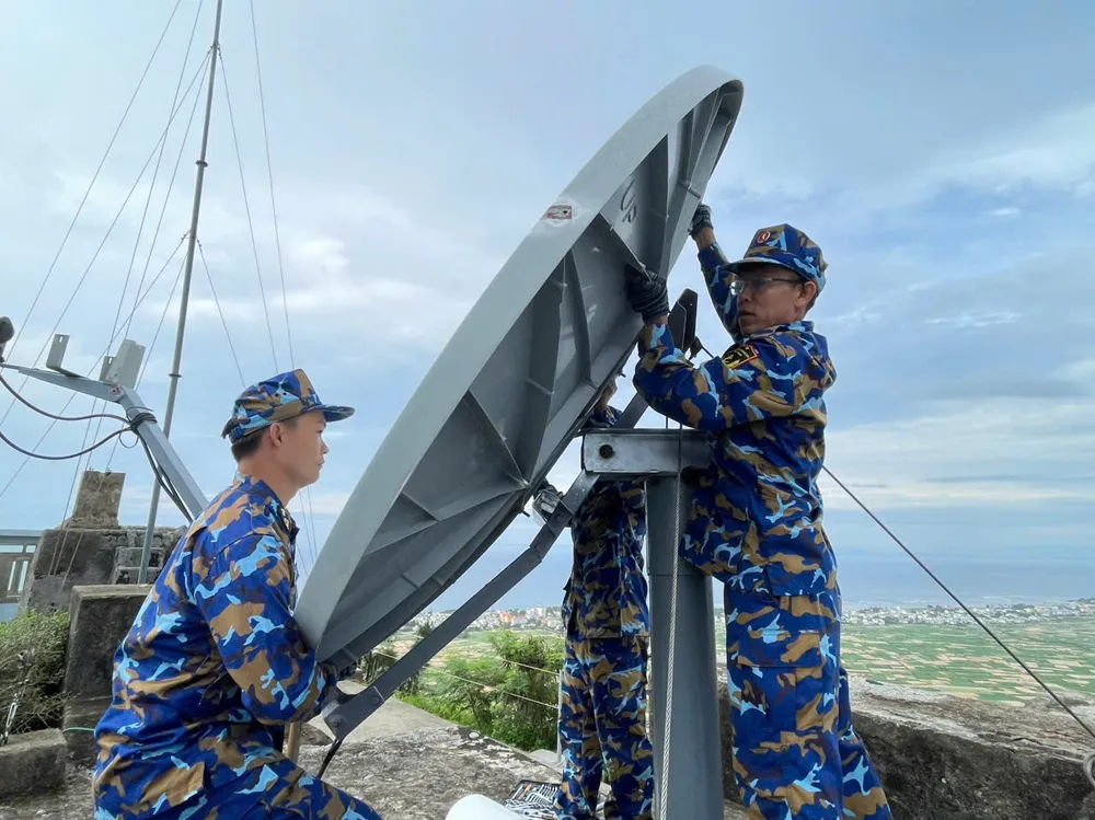 Cán bộ chiến sĩ các trạm đang gia cố, thu hồi hệ thống VSAT tại đặc khu Lý Sơn z7055879646926_d65e3f6c49ab3836986c8358177705b2.jpg
