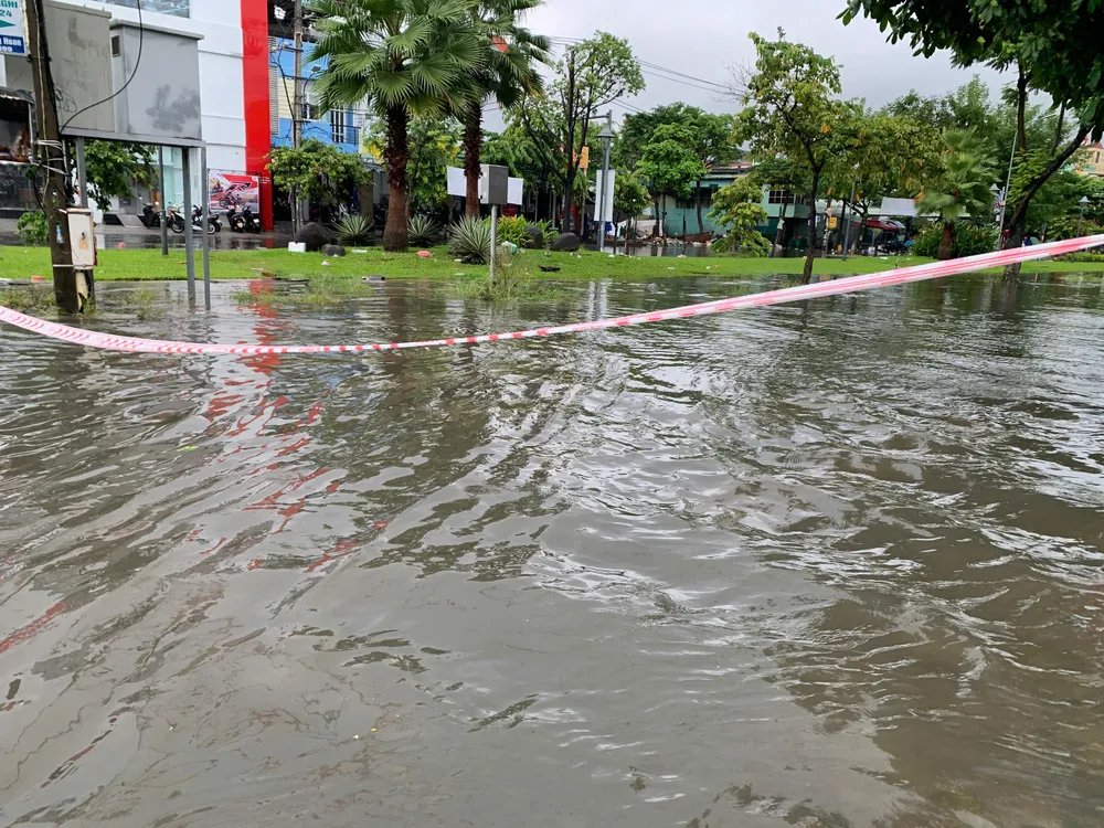 Căng dây cảnh báo hạn chế người và xe tại đường Bắc Sơn (phường An Khê). Ảnh: THIÊN VŨ Căng dây cảnh báo hạn chế người và xe tại đường Bắc Sơn (phường An Khê). Ảnh: THIÊN VŨ