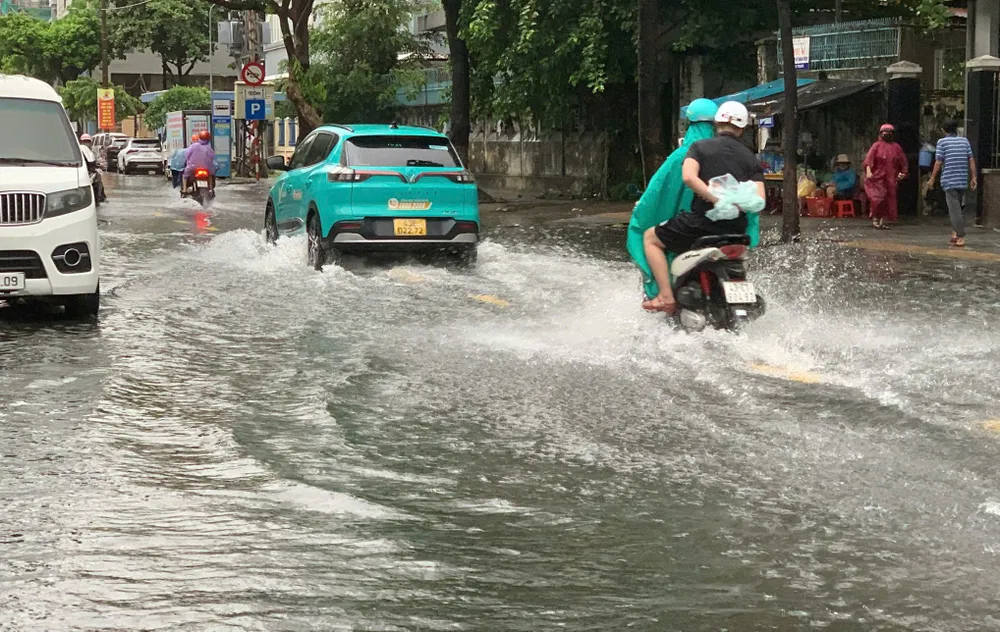 Sáng 28-9, trung tâm TP Đà Nẵng mưa từng cơn. Ảnh: THIÊN VŨ z7055971574530_2bfb5b93cd5de5b17dd8c8b1b7ebecbb.jpg