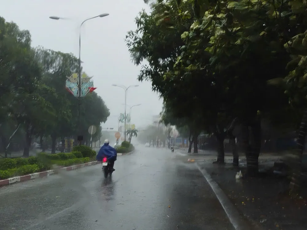 Thời tiết Nghệ An mưa to từng cơn, gió giật mạnh. Ảnh: DUY CƯỜNG z7057907864188_36309a1b9b82687ba431589c067a4b18.jpg