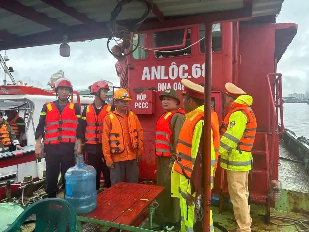 Lực lượng cảnh sát giao thông Đà Nẵng ứng trực 24/24, sẵn sàng cho mọi tình huống z7058104607389_60dce19207acb7f2ba85f5a623d5a18e.jpg