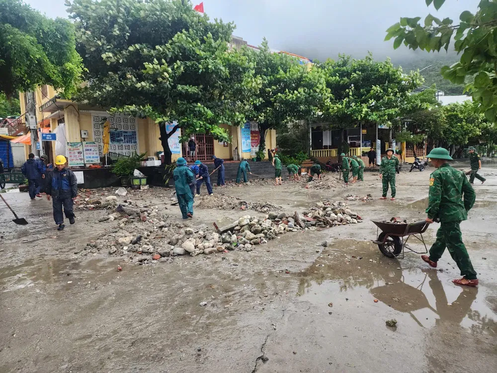 Khu vực chợ xã Tân Hiệp, đất đá bị gió, sóng cuốn lên bờ. Ảnh: LÊ MỚI z7058276731273_d14c6343447ebfa56e66ee577b1184f9.jpg