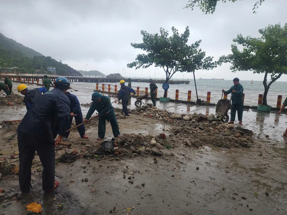 Đất đá, rác thải nằm ngổn ngang trên lối đi. Ảnh: LÊ MỚI z7058276741276_ae3ee2409d470c5894c3292b0535ec3a.jpg