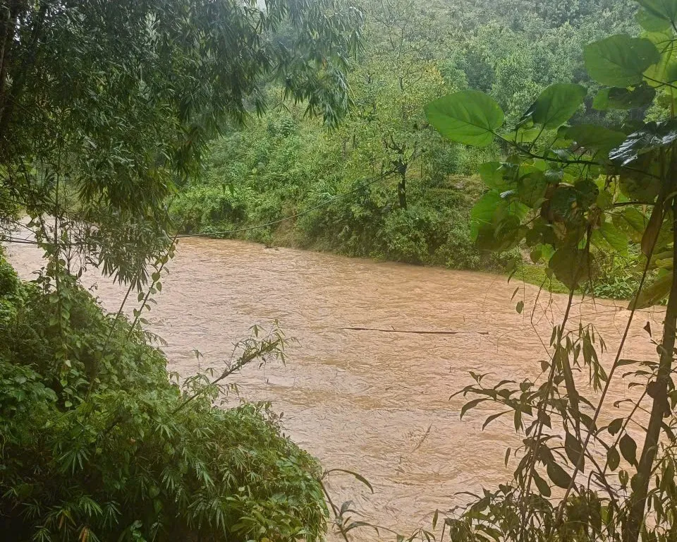 River water level in A Vuong commune rose due to heavy rain. Photo: BRIU QUAN z7058384330794_3aafb02a4db3950491df3f5b09a8fc57.jpg