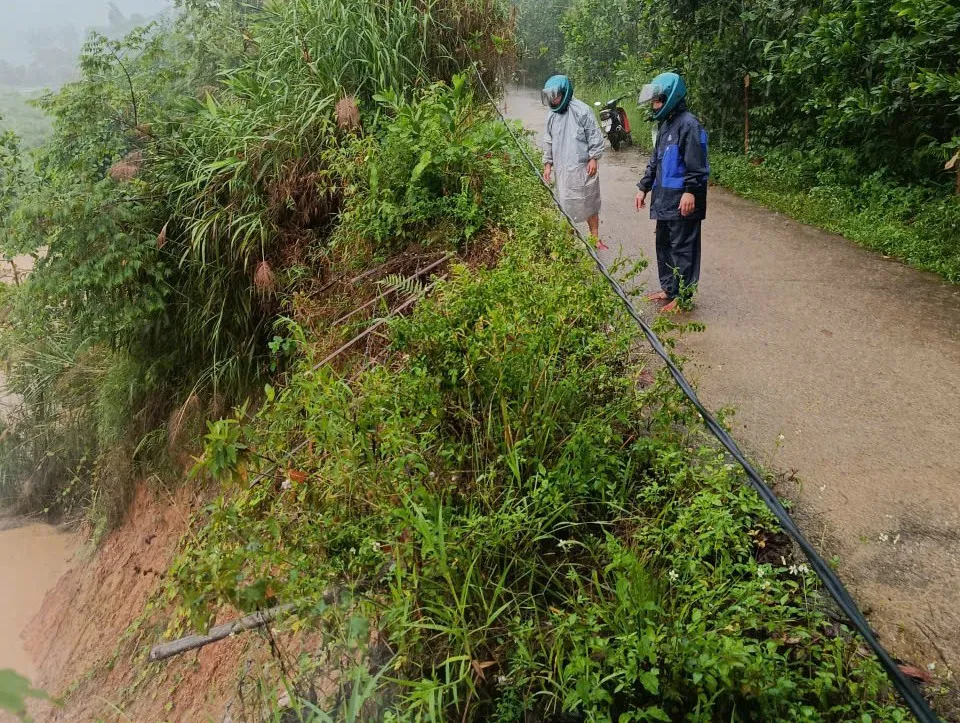 A Vuong commune forces inspect areas at risk of landslides and flooding. Photo: BRIU QUAN z7058384821216_f9ea828482d8669aef51c5485e04ff47.jpg