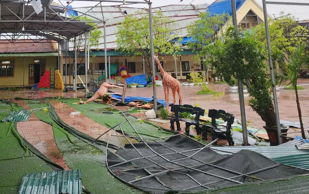Các vật dụng trong sân trường phần thì ngã đổ, phần thì biến dạng, hư hỏng. Ảnh: DƯƠNG QUANG ảnh_Viber_2025-09-29_08-29-09-595.jpg